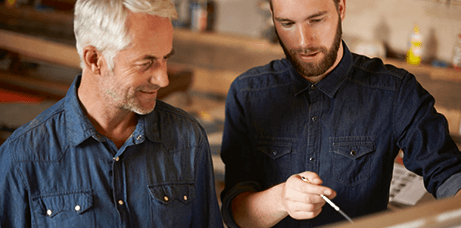 Zweit Handwerker bei der Arbeit